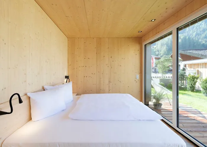 Zum Stubaier Gletscher - Dorf * Neustift im Stubaital